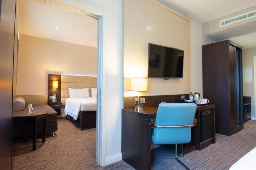 เตียงในห้องที่ Premier Inn Dubai Al Jaddaf