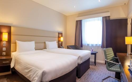 เตียงในห้องที่ Premier Inn Dubai Al Jaddaf