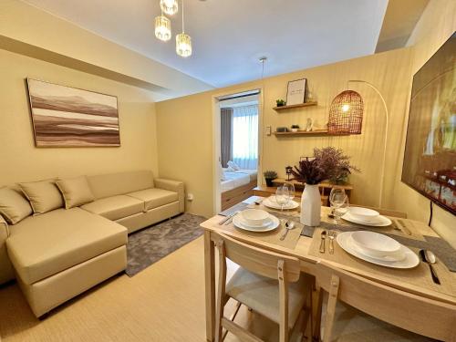een woonkamer met een tafel en een bank bij EA Cozy Jr 1-BR Unit Avida Towers Aspira Tower 2 in Cagayan de Oro