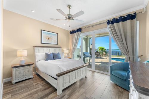 Un dormitorio con una cama y una puerta corrediza de vidrio. en 9 Willow Green Dr, en Cocoa Beach