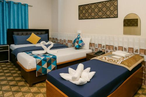 Katil atau katil-katil dalam bilik di Hotel Rajnandani Palace - Just Steps Away from Ram Mandir