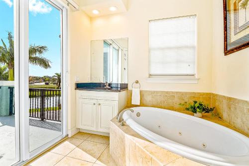 una bañera en un baño con ventana en 128 Mediterranean Way, en Indian Harbour Beach