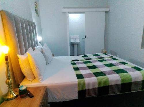 Cama o camas de una habitación en Neo & Ruks Guest Houses Boston Belleville 3