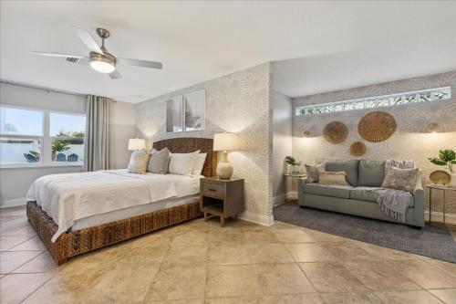 Un dormitorio con una cama grande y un sofá. en 120 E Park Ln, en Cocoa Beach