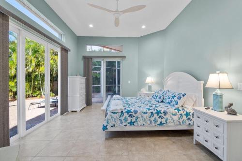 1 dormitorio con 1 cama y patio en 116 Mediterranean Way, en Indian Harbour Beach
