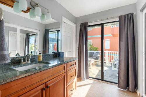 Η κουζίνα ή μικρή κουζίνα στο 8156 Ridgewood Ave