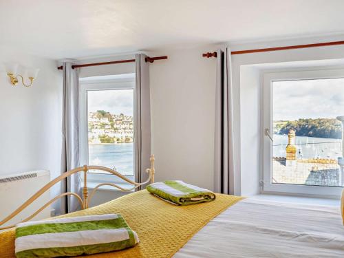 Katil atau katil-katil dalam bilik di 3 Bed in Polruan 83821