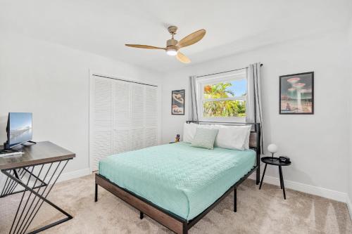 Un dormitorio con una cama y un ventilador de techo. en 201 Marion Street, en Indian Harbour Beach