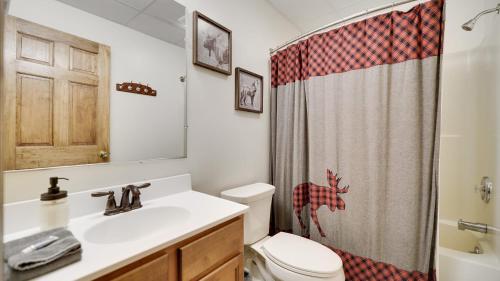 O baie la Woodland Oasis by AvantStay Hot Tub Firepit Walk to Lake