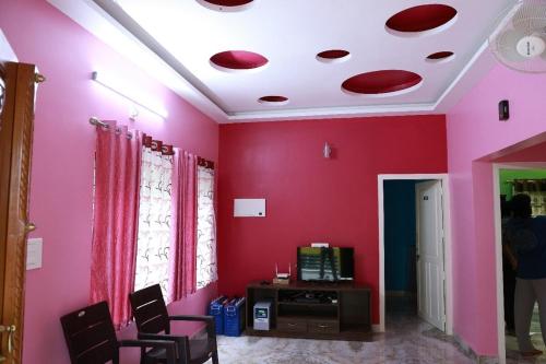 TV a/nebo společenská místnost v ubytování Beautiful Five Bedroom Villa Near Munnar