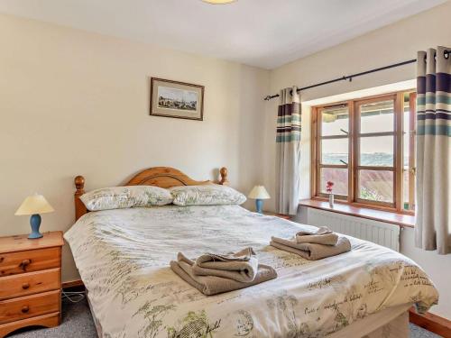 Katil atau katil-katil dalam bilik di 2 Bed in Bodinnick By Fowey PC066