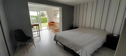 une chambre avec un lit, une chaise et une fenêtre dans l'établissement Gite Troubadour - Cap Gris Nez - piscine, à Audinghen