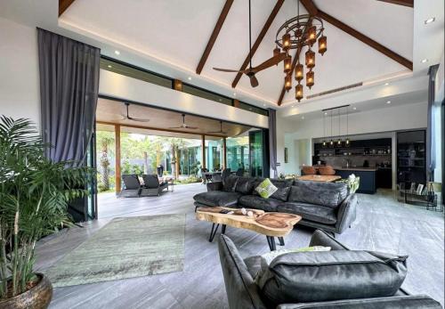 Coin salon dans l'établissement Luxury Pool Villa Near Laguna - Gym, Jacuzzi & Cinema