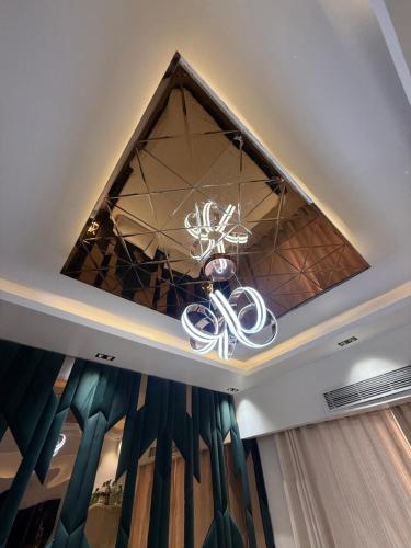 una lámpara de araña colgando del techo de una habitación en Omaxe Hazratganj Studios, en Lucknow