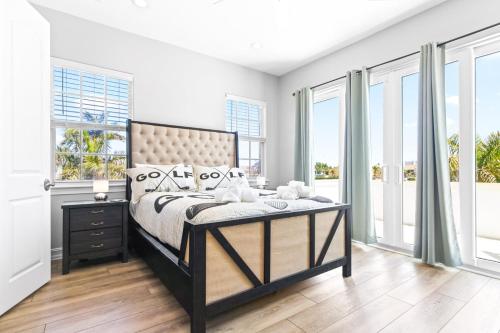 Indian Harbour Beachにある108 Mediterranean Wayの窓のある部屋にベッドがある寝室