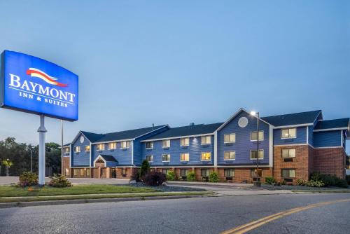 a sign for the baymont inn and suites at Baymont by Wyndham Bloomington MSP Airport in Richfield