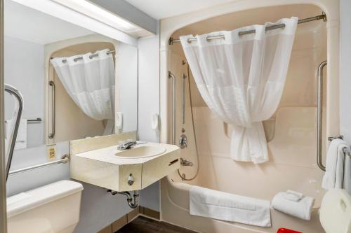 un bagno con lavandino, doccia e vasca di Rodeway Inn a Saint John