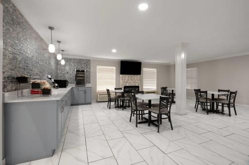 Nhà bếp/bếp nhỏ tại Super 8 by Wyndham Covington