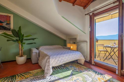 Un dormitorio con una cama y una ventana grande. en Casa Motti, en Verbania