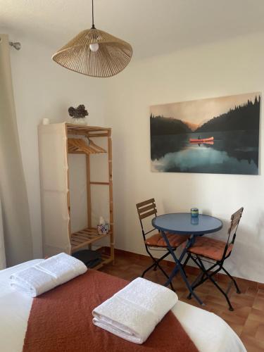 Ένα ή περισσότερα κρεβάτια σε δωμάτιο στο Chambre
