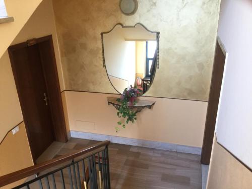 LegnaroにあるAlbergo Dianaの鏡と階段のある廊下