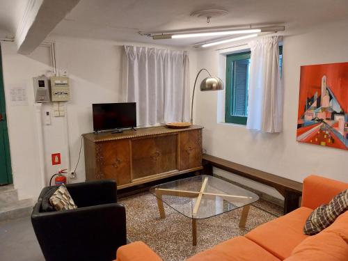 Stylish, Basement Studio with Roof Garden Access - EP9B