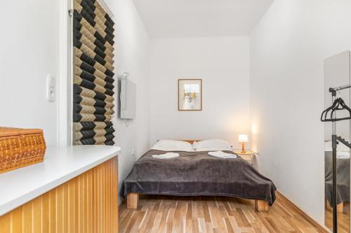 Amazing 1BR & 1LR Apartment Prime Location for Long Stay