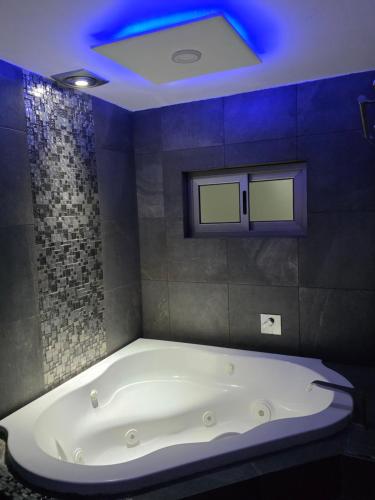 eine Badewanne im Bad mit blauem Licht in der Unterkunft Casa, Habitación, Alojamiento, Estancia- in Chiapa de Corzo