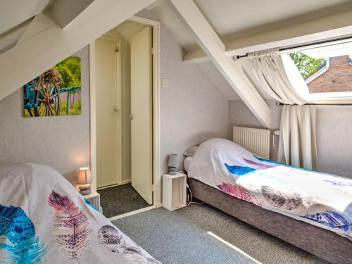 スコールルにあるStunning apartment in Schoorl, North Hollandâ you can bike to the beachのベッド2台と窓のある寝室