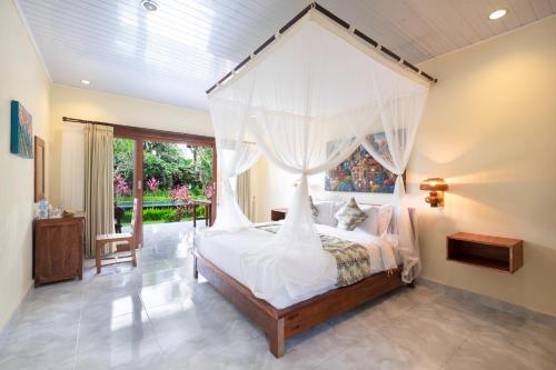 Postel nebo postele na pokoji v ubytování Tantra House Ubud