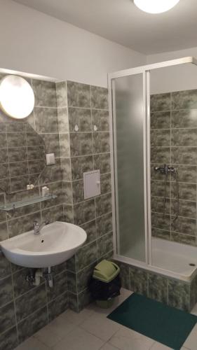 a bathroom with a sink and a shower at Perła Dalików in Dalików