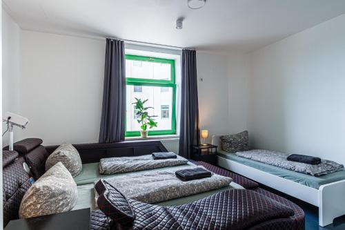 a bedroom with two beds and a window at Apartmenthaus in Halle-Saale nähe Hauptbahnhof in Halle an der Saale