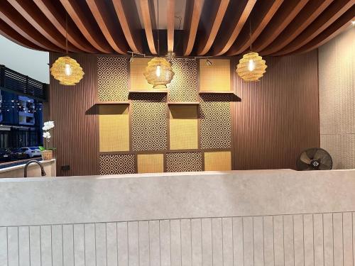 a bar with lights on the wall of a restaurant at โรงแรม โอทู แกรนด์ สุวรรณภูมิ แอร์พอร์ต in Bang Phli