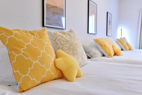 a bedroom with two beds with yellow and white pillows at 新大阪10分 - 1stop Umeda, Shin-Osaka 10m, USJ 30m, MAX6 - XS46 in Osaka