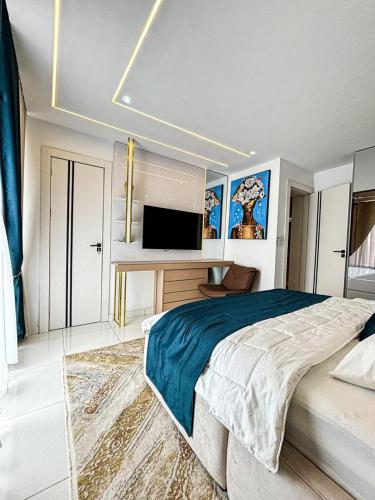 Un dormitorio con una cama y un televisor. en The Urbanshortlet, en Moba