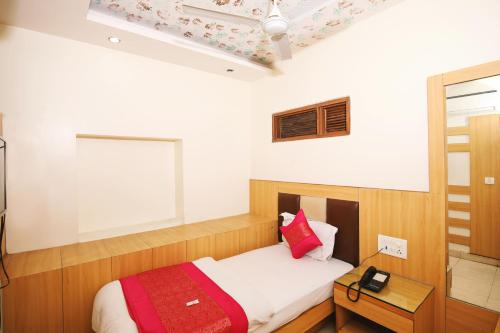 a small bedroom with a bed and a table at Hotel Lav-kush Deluxe 2 Min From New delhi Railway Station in New Delhi