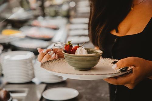 Comida en o cerca de este resort