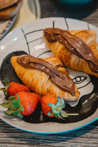 un plato de bollería y fresas en una mesa en Pendeli Resort, en Platres
