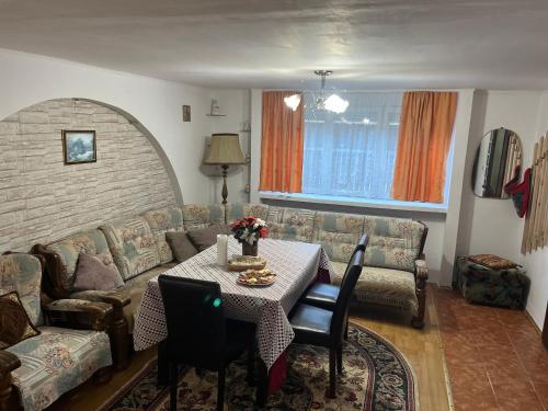 カヴニクにあるCasa Stanaのテーブルとソファのあるリビングルーム