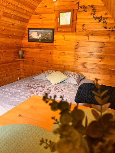 Ένα ή περισσότερα κρεβάτια σε δωμάτιο στο Camping Le Jardin de Sully