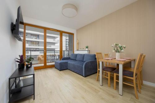 Elegant Two-bedroom Apartment with Parking, Excellent Location in the City Centre by Noclegi Renters