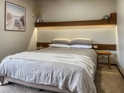 マラクータにあるUnit 11, 6-8 Buckland Drive, Mallacootaの枕が2つ置かれたベッドのある寝室