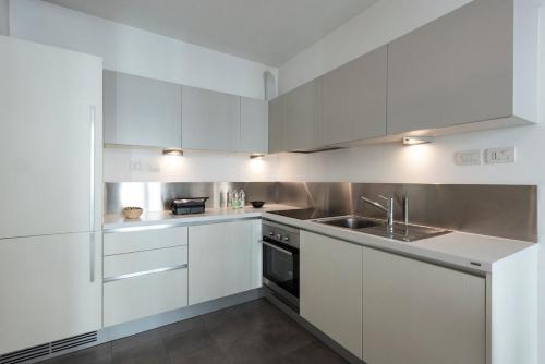 B Home - Elegant Apt with Terrace & Gym
