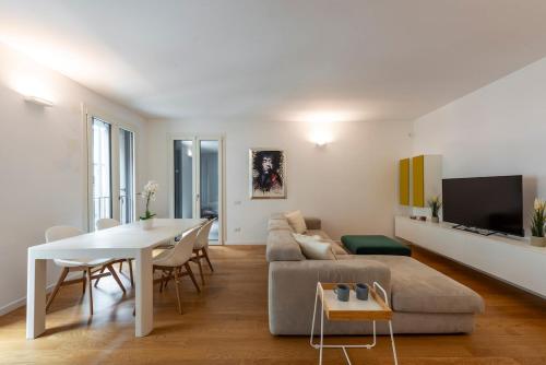 B Home - Elegant Apt with Terrace & Gym