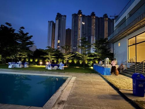 Πισίνα στο ή κοντά στο The Aamantran Greens