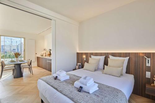 Penthouse with view of the Eiffel Tower-Faubourg