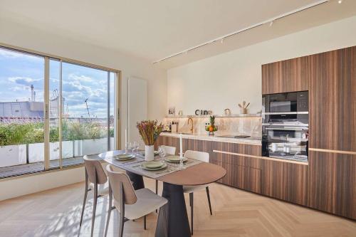 Penthouse with view of the Eiffel Tower-Faubourg