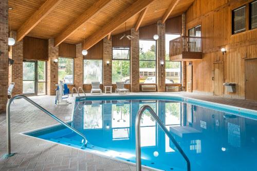 ein großes Schwimmbad in einem Gebäude mit Pool in der Unterkunft Quality Inn Stockbridge Atlanta South in Stockbridge