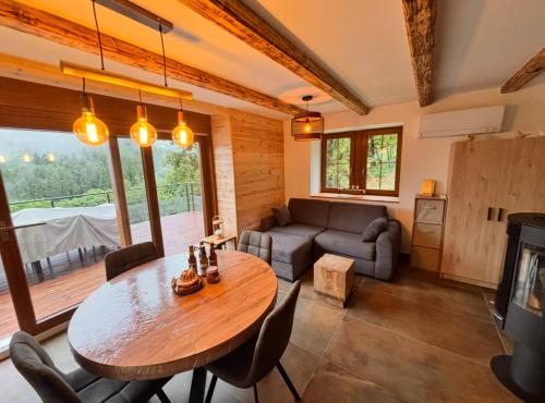 ein Wohnzimmer mit einem Holztisch und einer Couch in der Unterkunft Le Chantoiseau in Muhlbach-sur-Munster