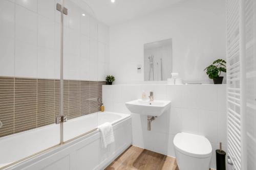 Ένα μπάνιο στο Foxherne 6BDR 3BA Serviced House with Parking - Slough By 360Stays